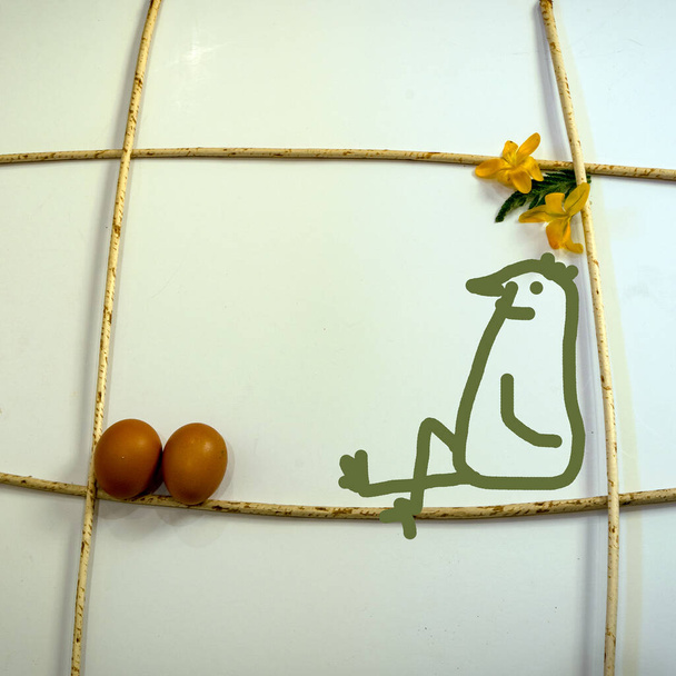 απλό ξύλινο πλαίσιο κλαδί συμπληρώνεται με ένα παιδικό σχέδιο, έννοια του Πάσχα - Φωτογραφία, εικόνα