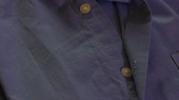 青いシャツとカラーのオープンボタン - 映像、動画