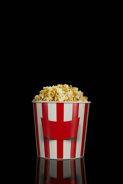 popcorn in classic box - Zdjęcie, obraz