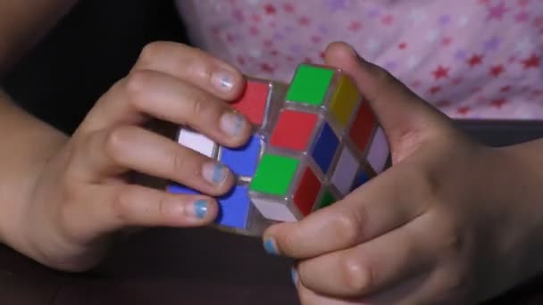Ein Mädchen spielt mit einem Rubik-Würfel - Filmmaterial, Video