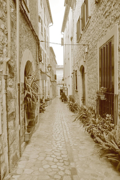 Foto tomada en la isla de Palma de Mallorca. La imagen muestra una calle estrecha de una ciudad mediterránea
. - Foto, Imagen