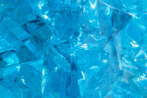Textura de vidro abstrata. Uma rede de rachaduras em um pedaço de vidro manchado azul clássico. Pode ser usado como fundo. Cor azul clássico. Cristais de vidro decorativo close-up
. - Foto, Imagem
