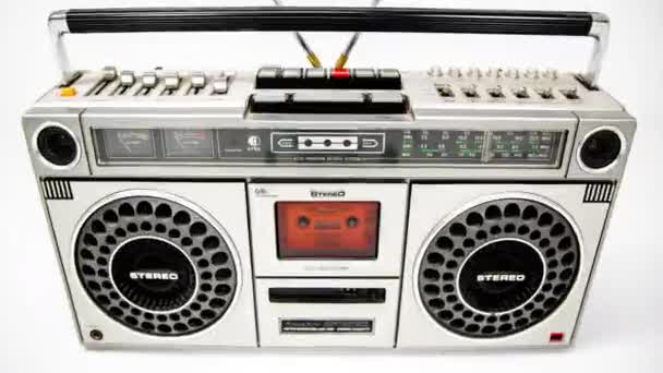 vintage hifi ghettoblaster rádio em movimento no fundo branco
 - Filmagem, Vídeo