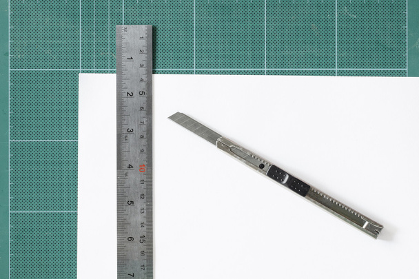 groene snijden matten withi ijzer liniaal en leuker geïsoleerd op wit - Foto, afbeelding