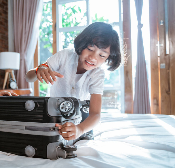 asian girl prepare suitcase for carried when mudik - Foto, Imagem
