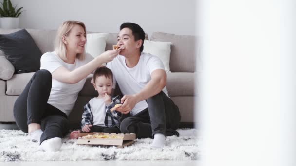 La famiglia sta mangiando cibo da asporto in soggiorno
 - Filmati, video