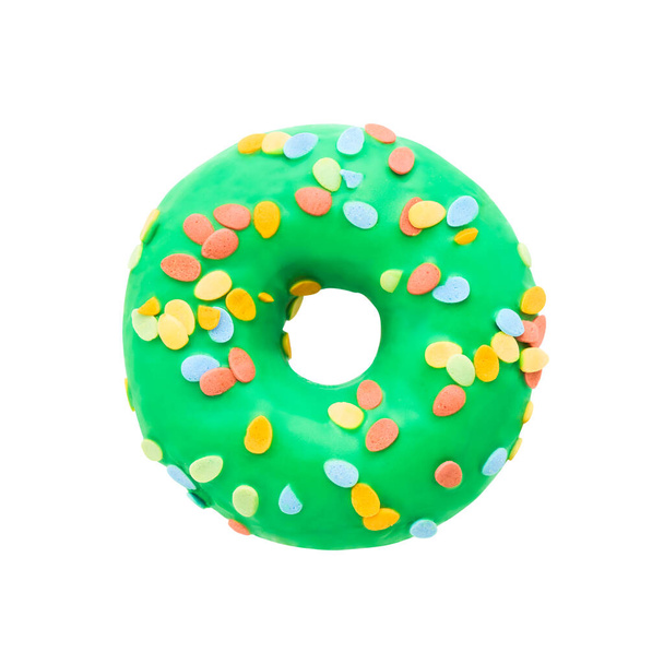 Groene donut met hagelslag geïsoleerd op witte achtergrond met knippad. - Foto, afbeelding