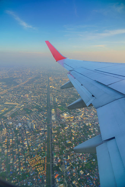 Näkymä ikkunasta Lentokone lentokone lentokone kone, taivas ylhäältä näkymä lentävät pilvi vanhan kaupungin tausta ilma Matkustaminen
. - Valokuva, kuva