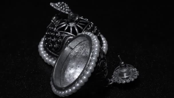 Twee witte metalen gebaseerde draagbare oorbellen sieraden tentoongesteld - Video