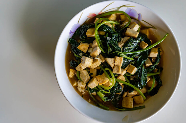 Sopa de tofu plato saludable con verduras. Alimento bueno para la salud y buena fuente de proteínas y aminoácidos
 - Foto, imagen