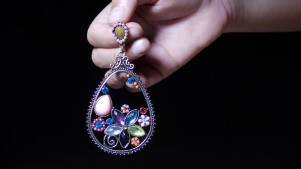 Uma mulher mostra jóias cravejado brinco de jóias nos dedos
. - Filmagem, Vídeo