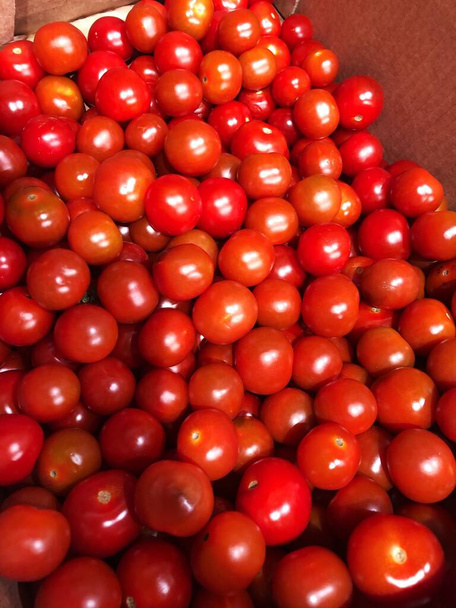 Pomodori ciliegia rossi maturi sul mercato
 - Foto, immagini