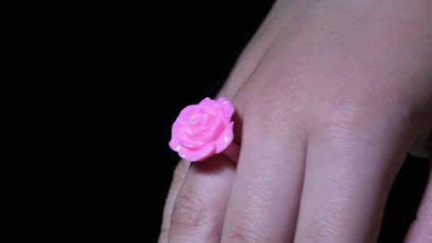 Жінка в рожевому рожевому кільці в пальці і показує, кільцевий палець
 - Кадри, відео