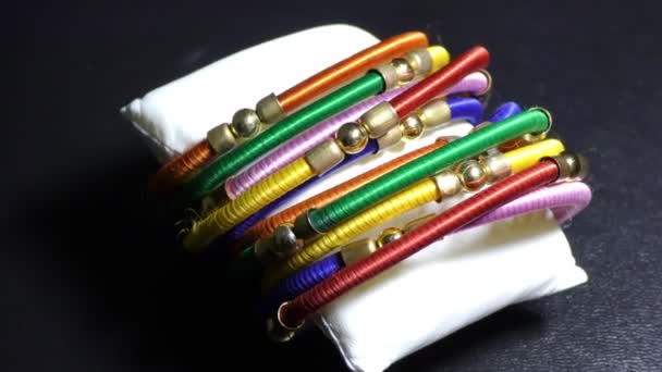 Bracelets colorés tournant sur la plate-forme
 - Séquence, vidéo
