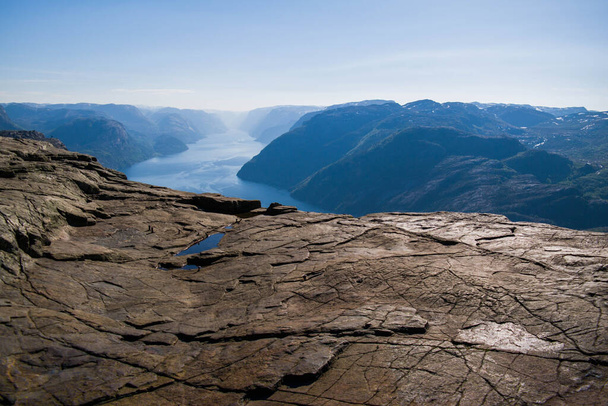 Cliff Preikestolen Norvégiában. Narancs, repedt kövek. Gyönyörű táj egy szikla polcról. - Fotó, kép