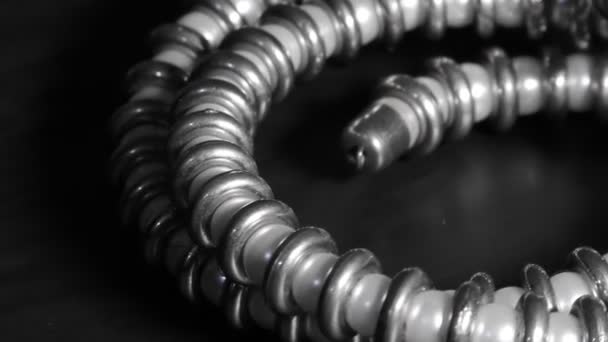 Kovové šperky se smyčkami na náramek na zápěstí - Záběry, video