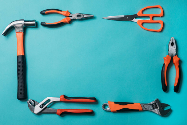 agrupar un montón de herramientas con asas de color naranja sobre un fondo azul
 - Foto, Imagen