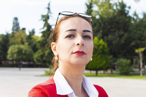 portrait of a business woman against the city background - Fotoğraf, Görsel