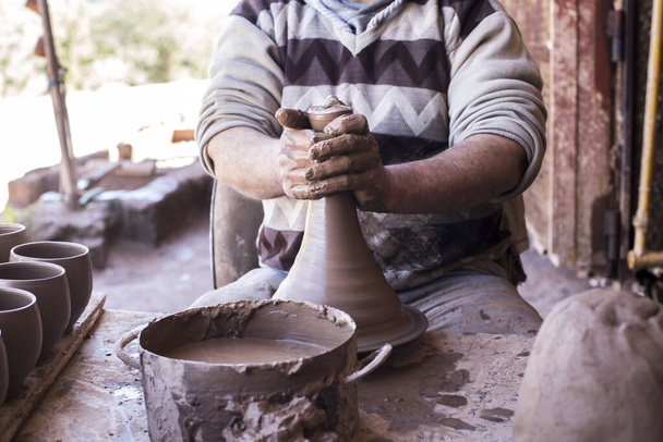 mužské hrnčířské ruce pracující venku - Fotografie, Obrázek