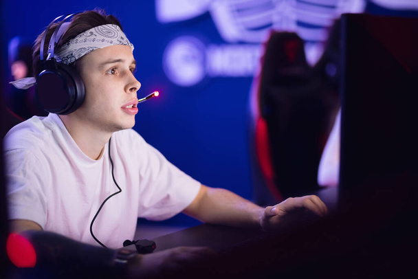 Streamer man professional gamer playing online games computer with headphones - Foto, immagini