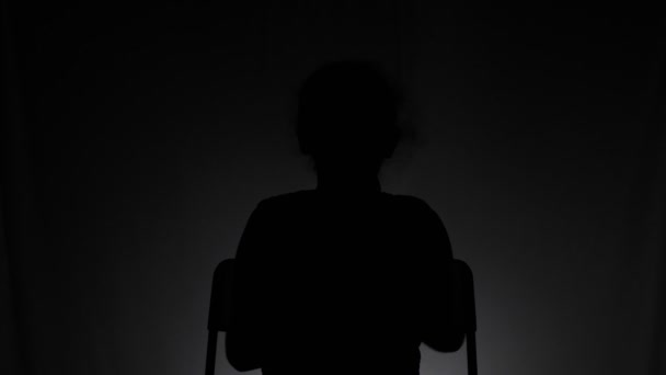 Anonieme meisje interview in het donker met weinig licht omstandigheden en het verbergen van haar gezicht. - Video