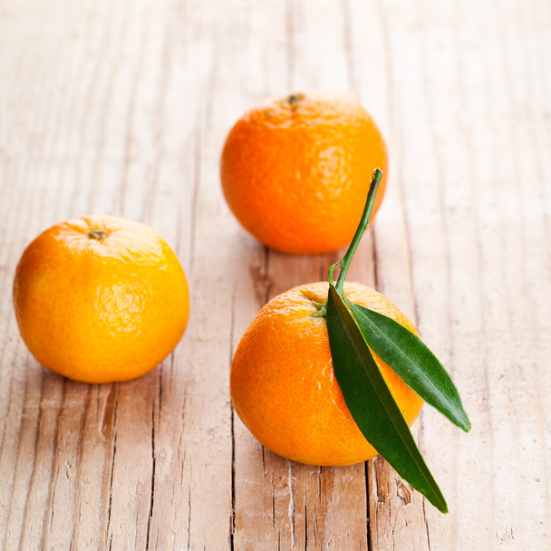 tangerines with leaves - Фото, изображение