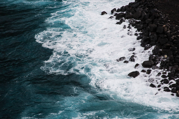 oceaan golven met rotsen aan de kust strand - Foto, afbeelding