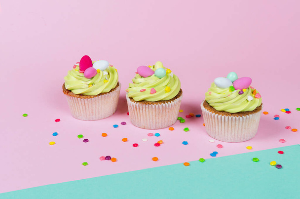 Row of bright pistachio Easter cupcakes with decorations close up - Φωτογραφία, εικόνα