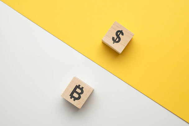Bitcoin i konfrontacja kryptowaluta dolara z ikonami na drewnianych blokach. Zamknij się.. - Zdjęcie, obraz