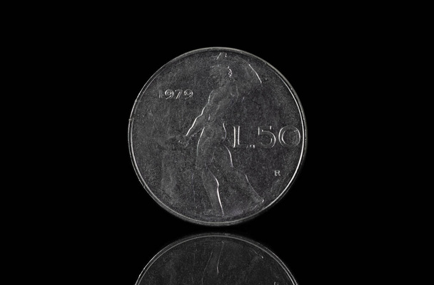 50 lirów włoskiej monety z 1979 roku na czarno - Zdjęcie, obraz