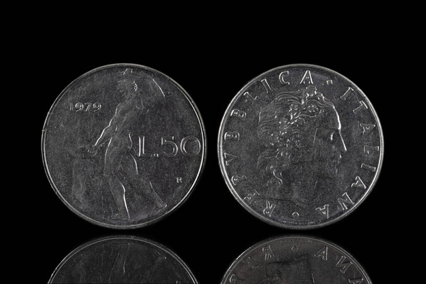 50 italienische Lira Münze von 1979 isoliert auf schwarz, beidseitig - Foto, Bild