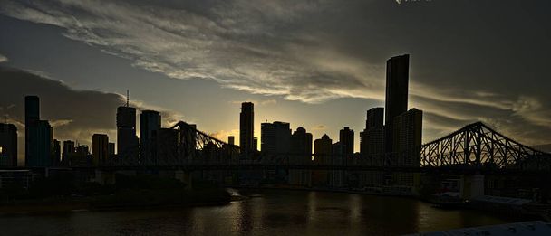 The skyline of Brisbane and the Story Bridge - Foto, immagini