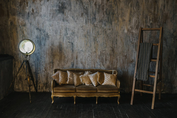 Diseño de estilo Loft. Pared de textura. Una vieja linterna. Escalera de madera
. - Foto, Imagen