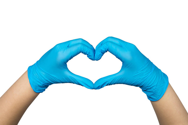Mani in guanti medici blu che mostrano segni cardiaci isolati su sfondo bianco. Percorso di taglio incluso
. - Foto, immagini