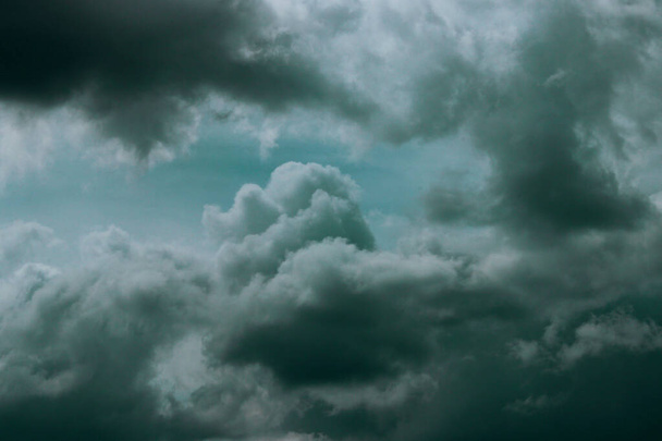 Θολή εικόνα συννεφιασμένου ουρανού. Μπλε ουρανός και μαύρα σύννεφα. Πολύχρωμο φόντο της φύσης. - Φωτογραφία, εικόνα