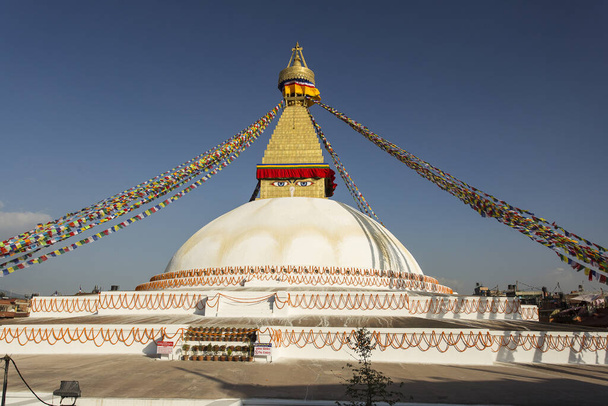 ネパールのカトマンズにあるブハナート・ストゥーパ。仏教の仏塔はスカイラインを支配し、それは世界最大の仏塔の1つです。 - 写真・画像