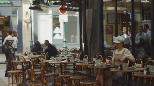 Junge Frau frühstückt morgens in einem Café - Filmmaterial, Video
