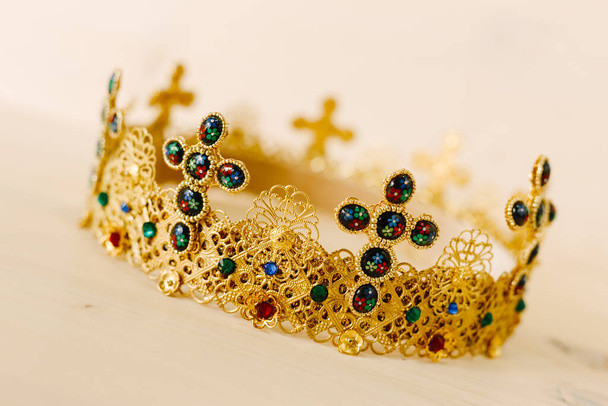 Złota korona pokryta drogimi kamieniami i krzyżami - Zdjęcie, obraz