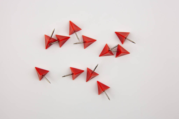 Red paper pins on a white background. A tool for attaching paper to the wall. - Foto, immagini