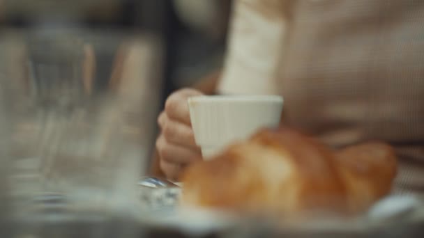 Young girl having breakfast close-up - Πλάνα, βίντεο