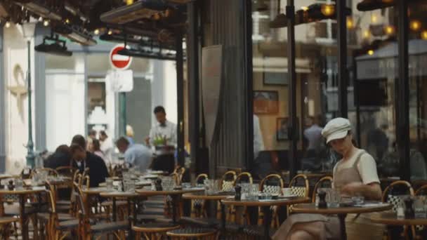Junges Mädchen verlässt ein Café in der Stadt - Filmmaterial, Video