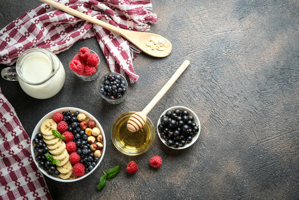 Haferflocken mit Beeren und Früchten auf hellem Hintergrund. gesundes Frühstück. - Foto, Bild
