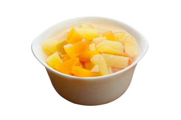 Ízletes érett étvágygerjesztő mangó egy tányéron a fehér háttér - Fotó, kép