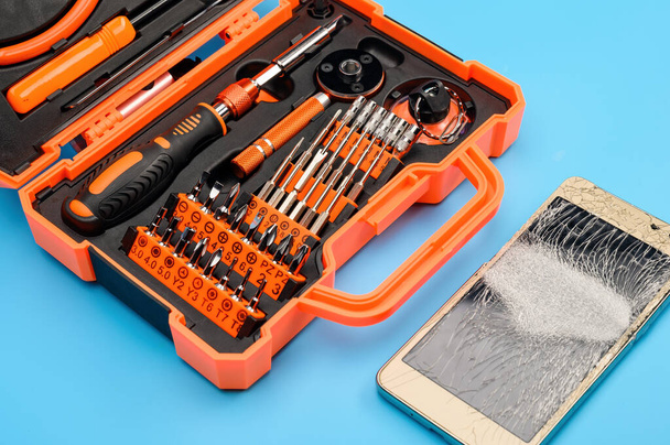 Een set van professionele tools in een case voor het repareren van telefoons, smartphones, computers en andere kantoorapparatuur. - Foto, afbeelding