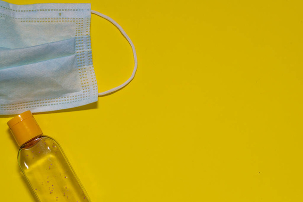 плоска медична маска та рідкий антисептичний гель
 - Фото, зображення