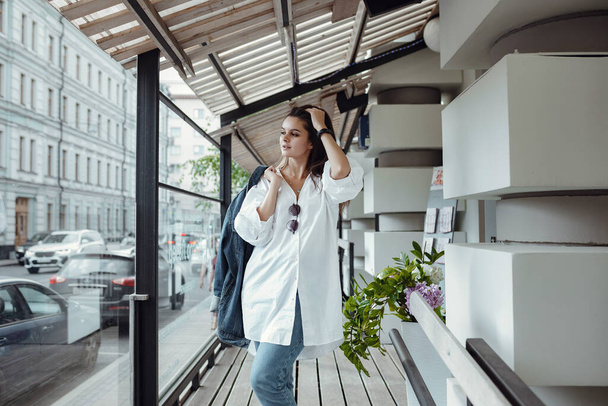 lifestyle fashion portrait of young stylish hipster woman in city. Lifestyle concept. Youth and happiness. - Foto, Imagen