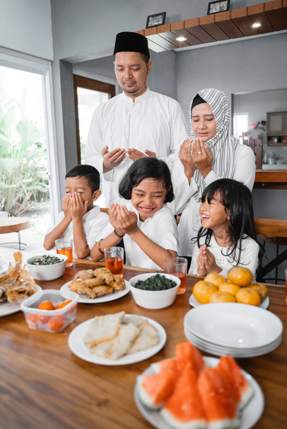 asian muslim family breaking the fast - Fotografie, Obrázek