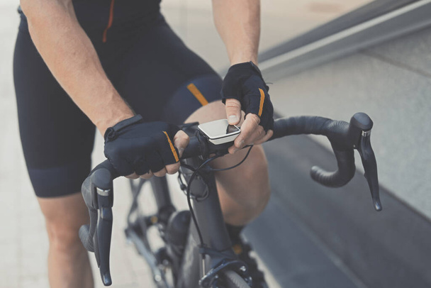 Позначення: Road Bike Handle Bar with GPS Navigator and Smart Watches. Сучасні та сучасні новинки на спортивному велосипеді. Спортивний велосипедист Верхи на вулицях міста - Фото, зображення