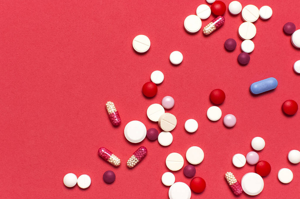 Comprimidos cápsulas vitaminas sobre fundo rosa plano colocar espaço de cópia vista superior. Produtos farmacêuticos variados. Medicina, protecção da saúde, prevenção do vírus, coronavírus, infecção, alergias
. - Foto, Imagem