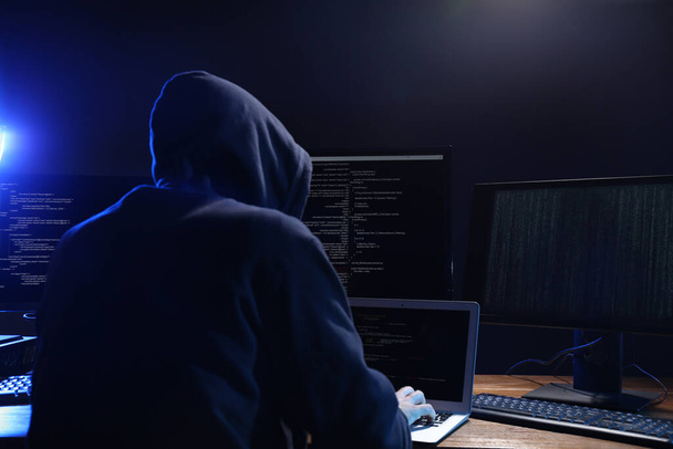 暗室にコンピューターがあるハッカー。サイバー犯罪 - 写真・画像